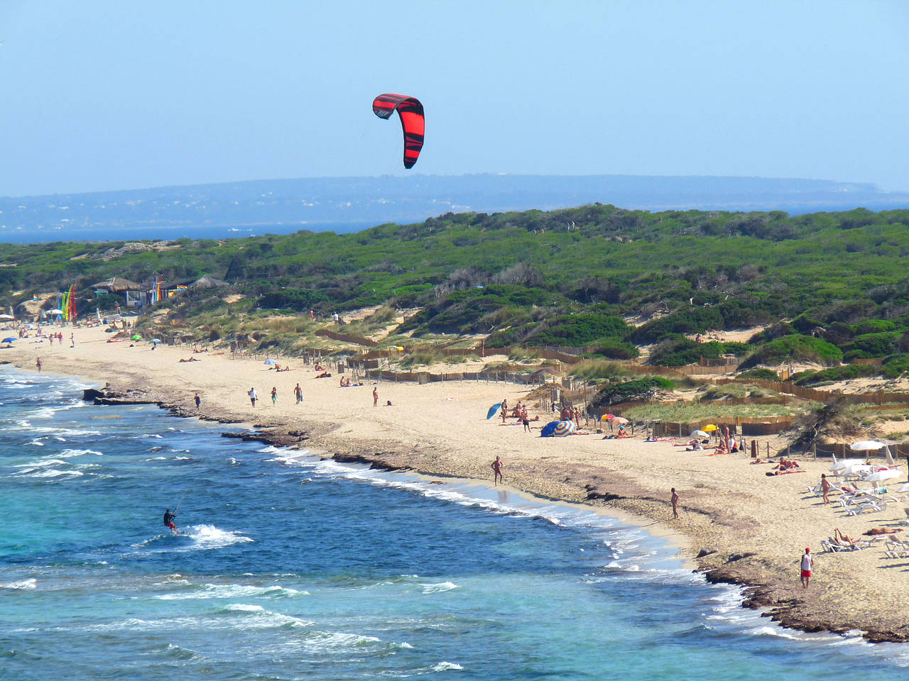  Ansicht Reiseführer  Der Strand von Es Cavallet gilt als Szenetreff